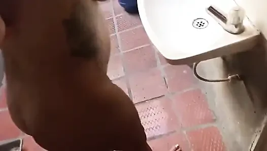 Komşum gerçekten beni sikmek istiyor, dileğini yerine getiriyorum. Bazen komşuların için bir fahişe olmalısın.