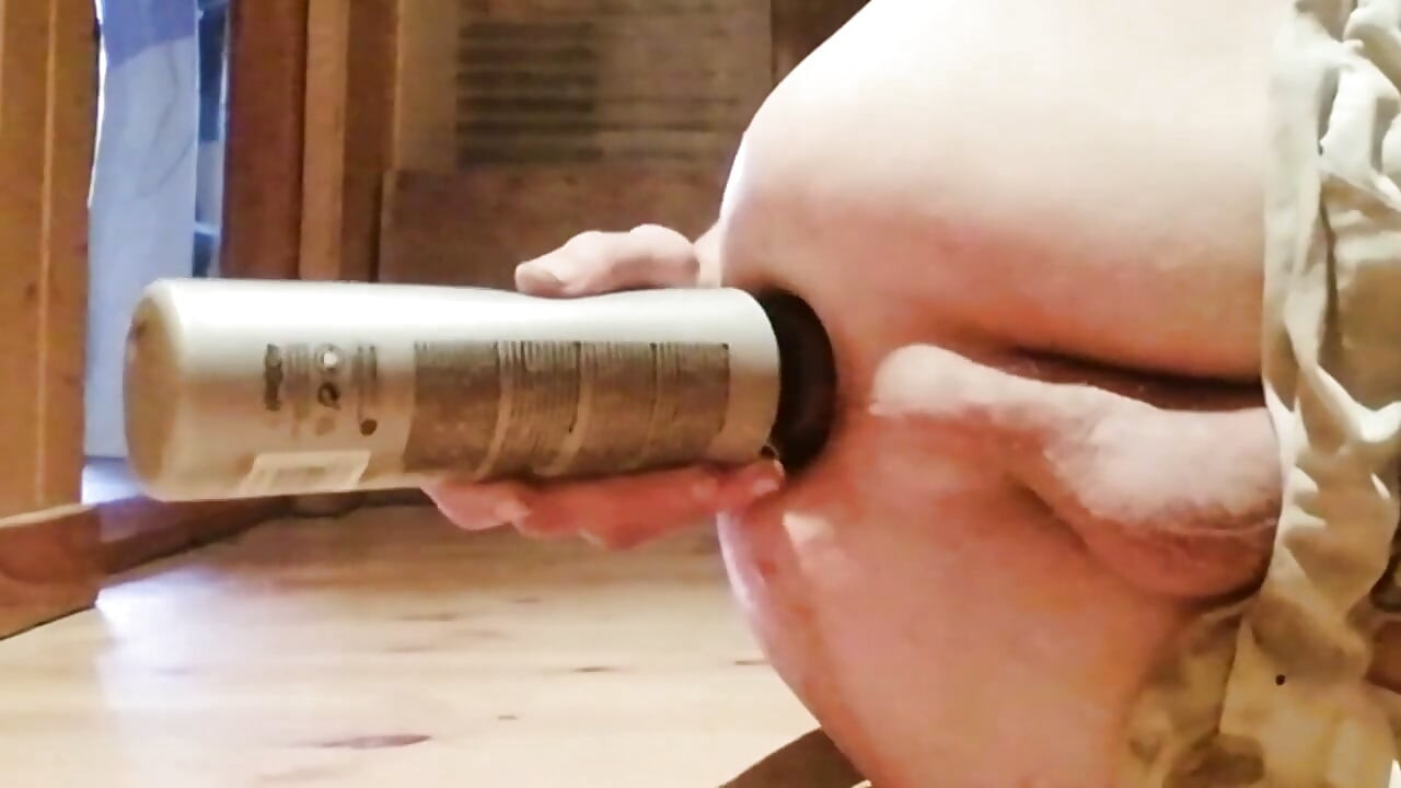 男の子は彼女のお尻を破壊します