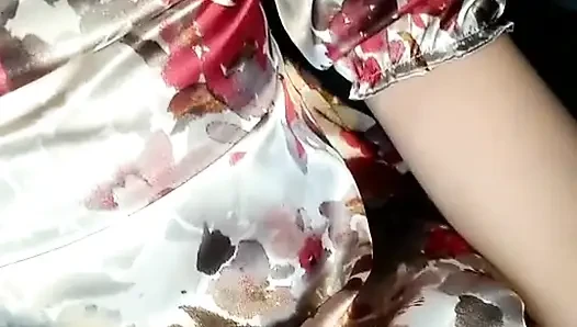 Saten çiçek elbisesi mastürbasyonu