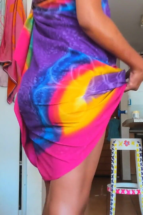 Ébano milf com rabuda esfregando no creme corporal