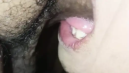 Orta yaşlı seksi kadın penisi boşalana kadar her damla spermi emdi.