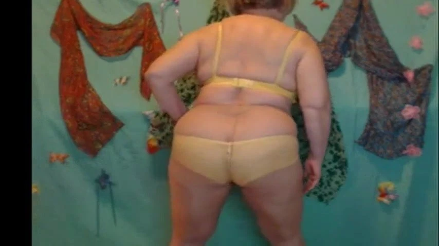 Mamie enfile des collants bronzés