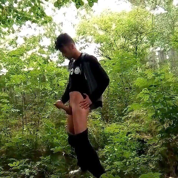 Twink titreşiyor, ağzına dölle oynuyor ve kendi dölünü yutuyor