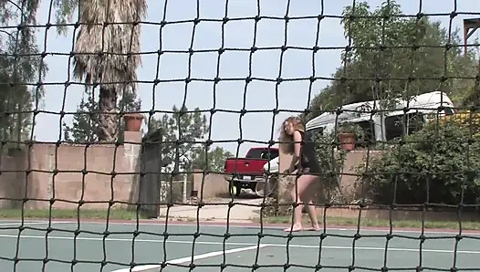 Cewek cantik menguras kontol besar di gym