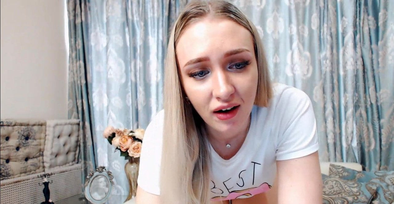 Sexy Hot Chick Playing Her Cunt On Cam