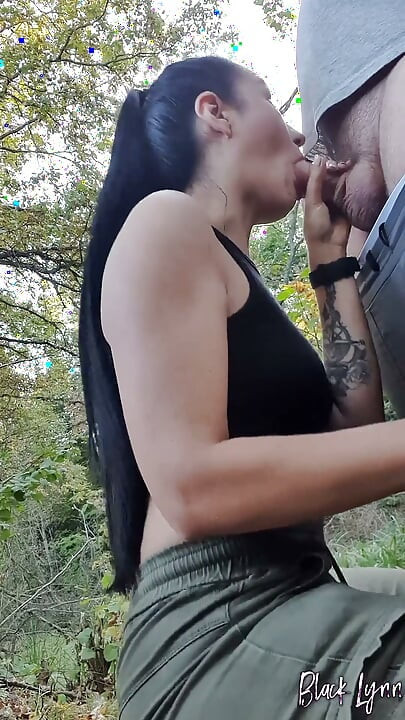 Vandring vlogger hitta en kuk att suga - Selfie avsugning