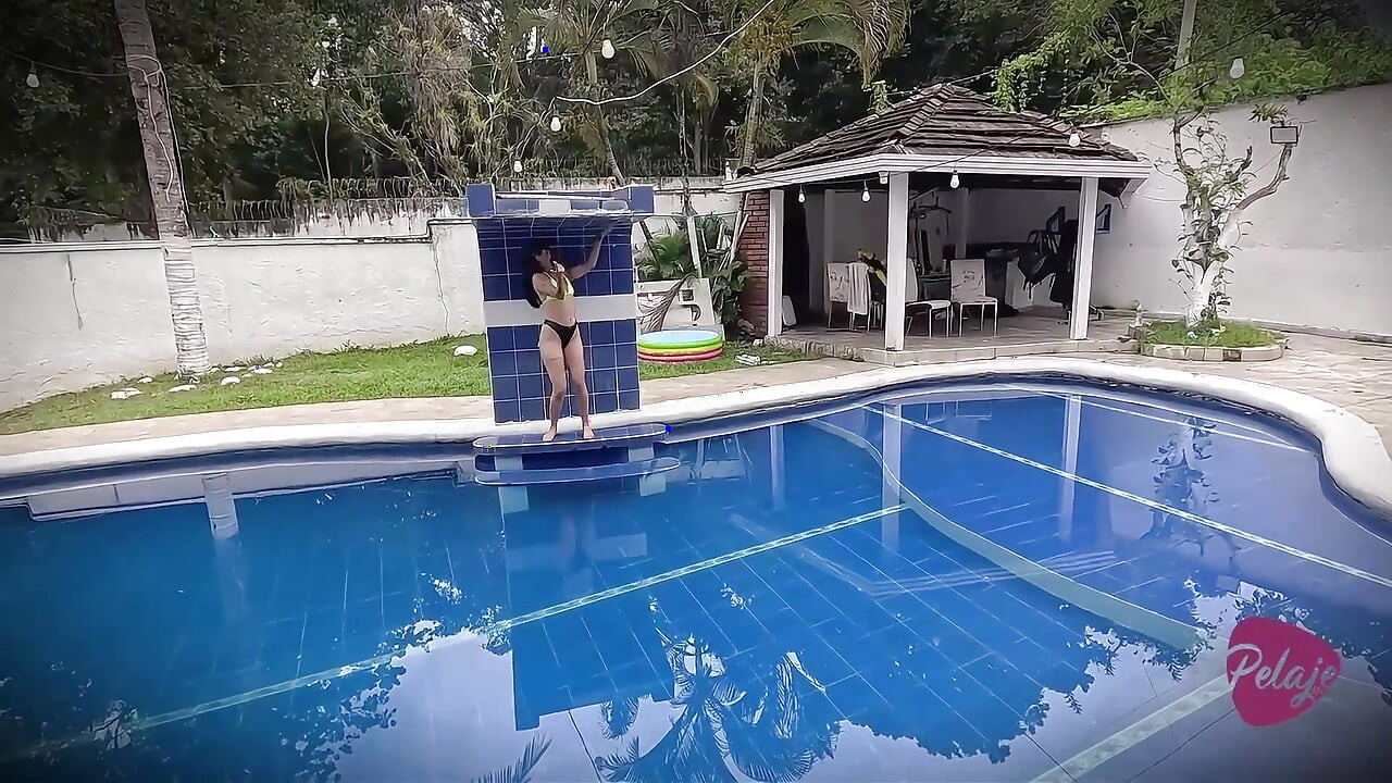 The Stepmother Caught Her Stepdaughter Playing with a Dildo in the Pool and Masturbated Her Until She Squirts.