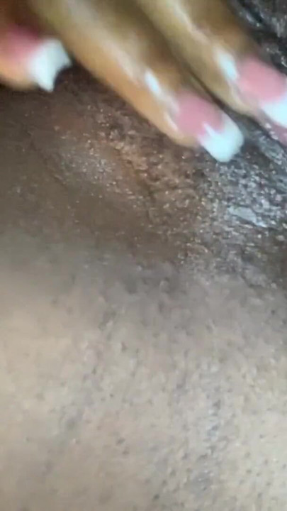 Gorąca laska blackgurl234 pieści swoją cipkę, aż tryska | Klip 1