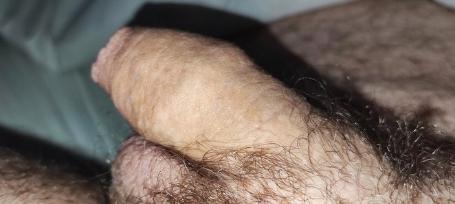 Yumuşak kesilmemiş penis sert alır ve 5 dakika içinde büyük cumshot yapar