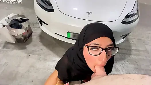 Muslimische ehefrau wird auf dem parkplatz gefickt