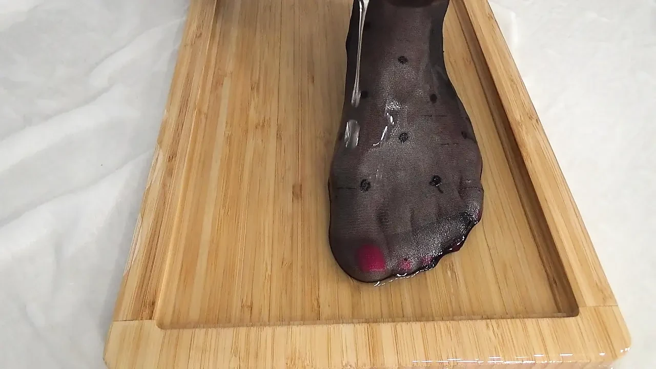 Saya Kencing Di Kaki Cantik Saya Dalam Stoking