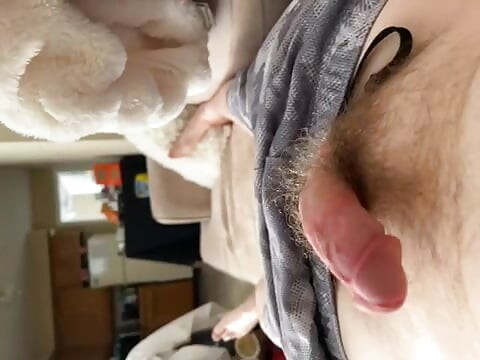 Masturbando e olhando para meu pau duro