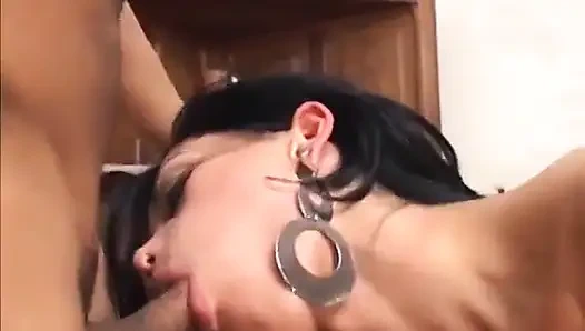 Heiße transe mit einem schönen fetten arsch wird von hinten gefickt