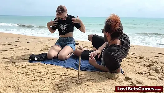 Bu striptiz Tic Tac Toe oyunu yaratıcılığı baştan çıkarma ile harmanlıyor