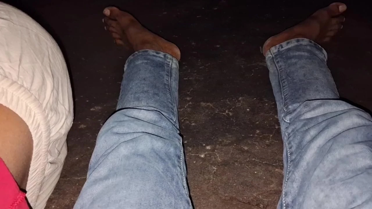 Üvey erkek kardeş Hintli desi'nin sıkı göt deliğinden anal sikişin tadını keşfetti