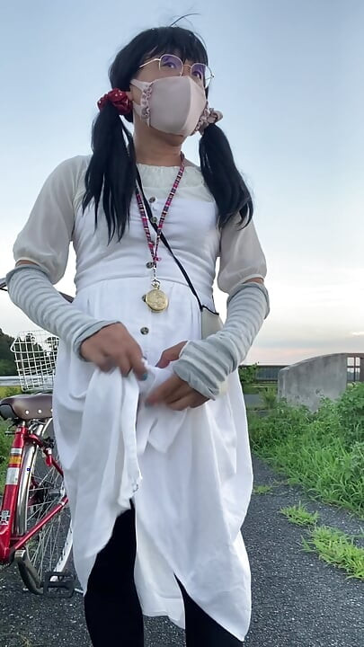 No306 穿着裙子户外暴露