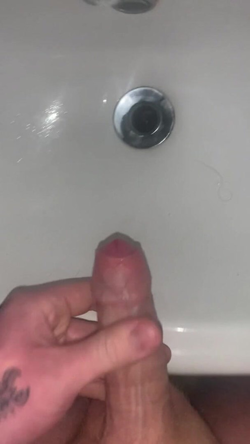 Pula netăiată ejaculează în chiuvetă după ce s-a pișat în ea