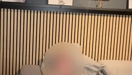 Evde yalnızken ve yapay penisinle oynamak istediğinde.