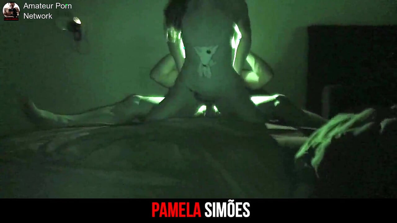 Jedenje vruće džinovske lignje u mraku