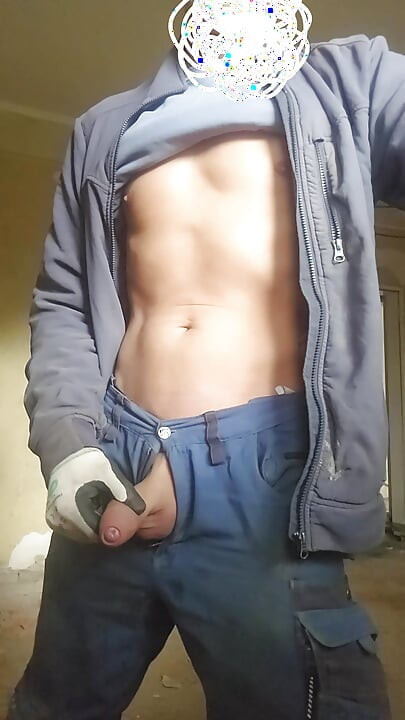 Mršavi majstor piša na gradilištu