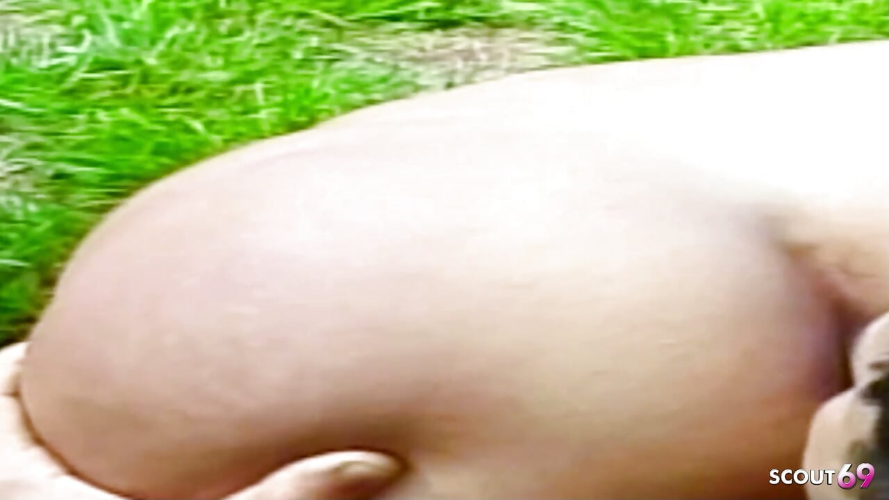 Blondynka Tranny zostaje potajemnie zerżnięta w lesie w swoim ciasnym dupku