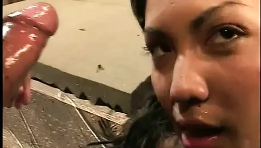 Cewek semok asia dengan pantat bahenol dientot gaya doggy habis-habisan sama pria antar ras