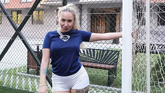 Das Fußballspiel endete mit einem schlampigen Blowjob und leidenschaftlichem Sex.
