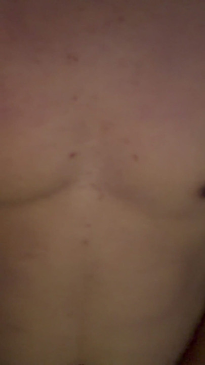 男孩英俊的肌肉单人射精鸡巴在房子里