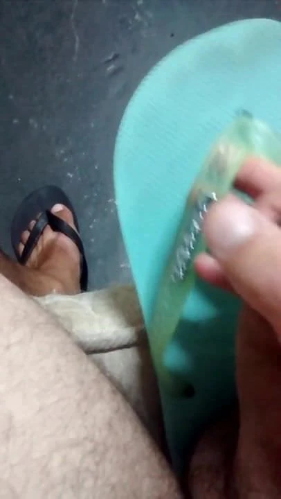 Gozando nas Havaianas verde gelly com metal logo