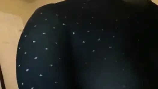 Üvey babam bizimle taşındı ve gece geç saatlerde biraz eğleniyoruz