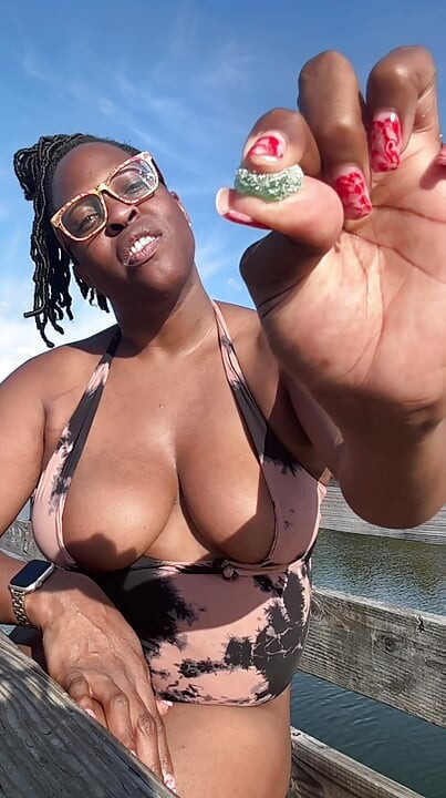 UNE GÉANTE NOIRE MATURE MANGE ET S’ASSOIT SUR SON ESCLAVE