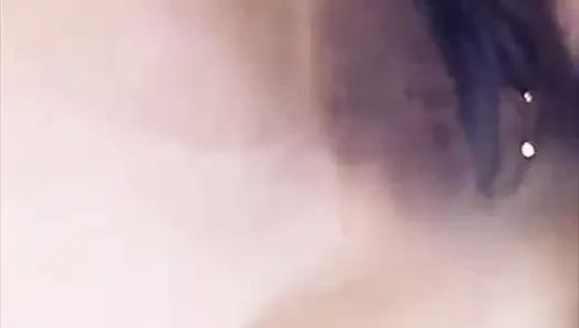 Lela Star растягивает свое тугое очко, пока ее киска не тенет влажной