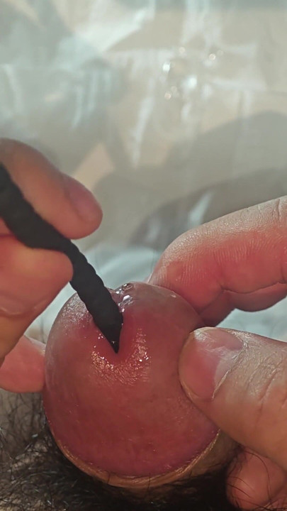Bardzo długi wydrążony głęboki pręt cewki moczowej, 30 cm, sperma w prezerwatywie, wkładanie koguta i brzmienie. Pełne wideo | Klip 1