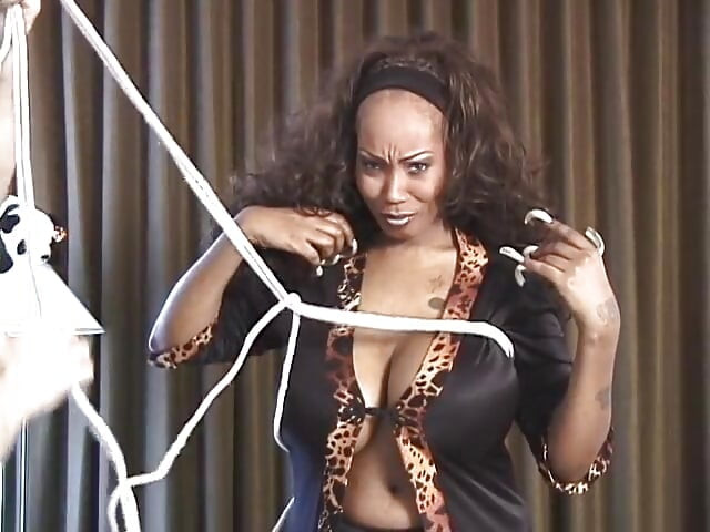 Milf mit dicken titten bekommt titten gepggt, während ball geknebelt wird