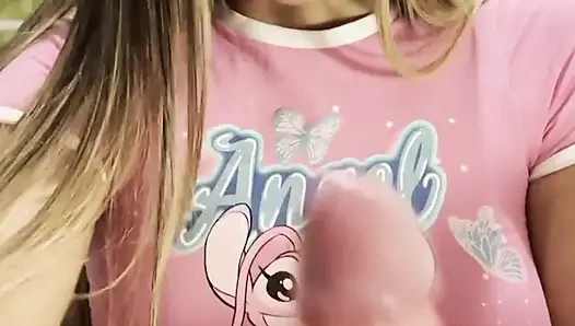 Yağlanmış pembe güzel bir yarağı okşuyor