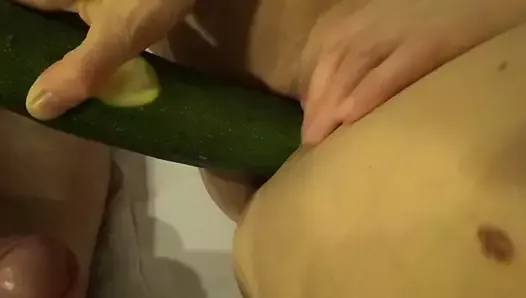 Noch ein Doppelvaginalfick mit Zucchini und Schwanz
