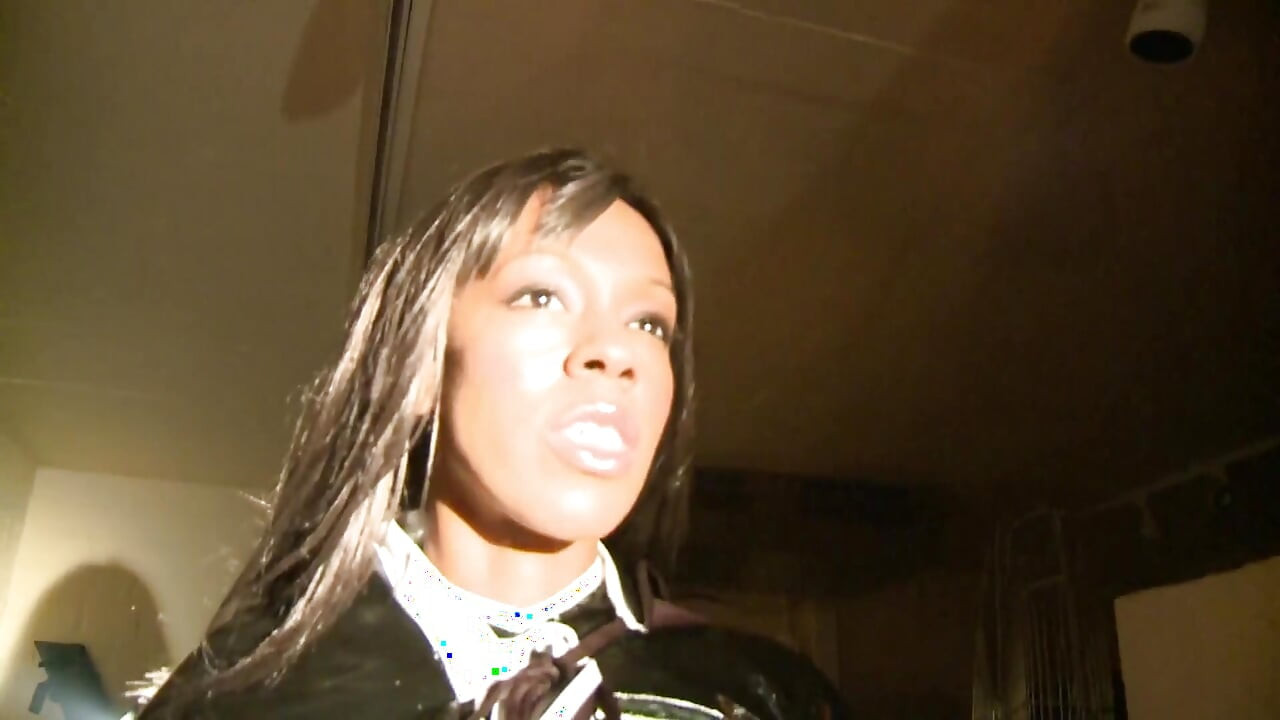 Te rog, domnule, folosește-mă! - Bruneta cu picioare lungi este legată și dominată de stăpânul negru