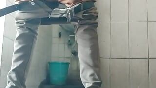 Ragazzo si masturba il suo enorme cazzo in bagno