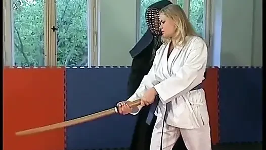 Devasa büyük göğüslü dövüş sanatları