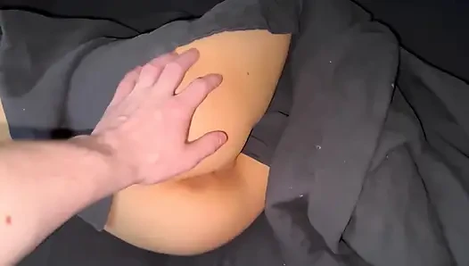 Ich habe meine stiefschwester aufgeweckt, als ich meinen schwanz in ihre muschi steckte