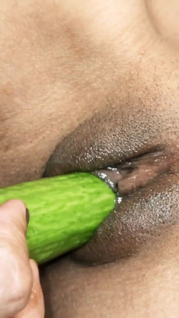 Indijski desi trojka lezbejski intenzivni seks finging Lizanje i pušenje video snimaka | Klip 3