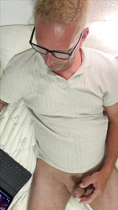 Eu fiquei tão excitada enquanto assistia pornô que eu tive que acariciar meu pau para um forte orgasmo