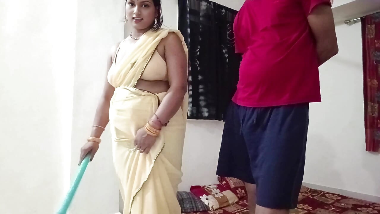 Riya Bhabhi was sweeping her master's house, the owner made sexual relations by talking sexy.