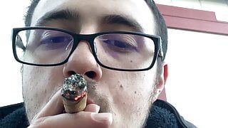 Fumando um charuto e cinzeiro humano