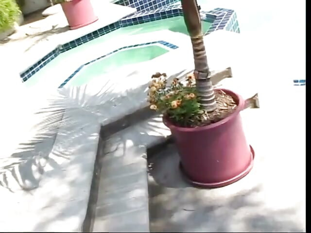 Lésbicas putas adoram lamber os peitos enormes uma da outra e bocetas em uma cadeira de piano