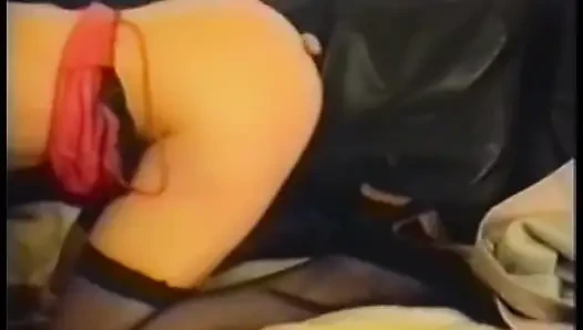 Kırmızı iç çamaşırlı seksi fahişe sıkı amcığını büyük bir yarakla dolduruyor