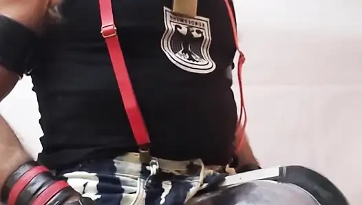 Pipe dad canavar yarakla taşaklarını ve yarağını pompalıyor