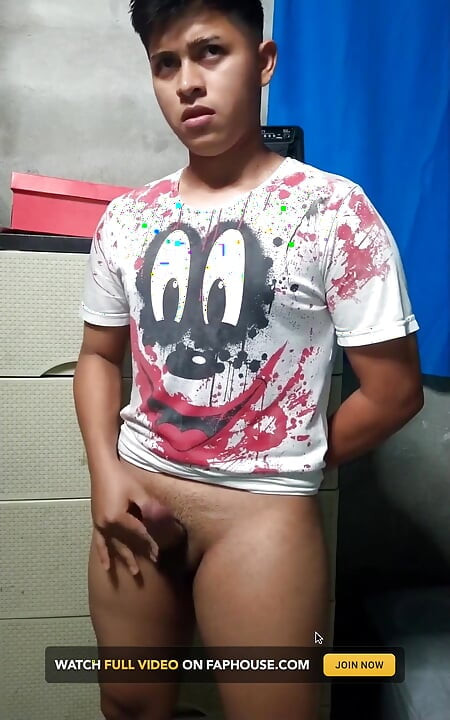 Alan Tokers, umoran od teretane, u svojoj sobi