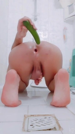 Follando mi culo en la ducha con un pepino y acabando