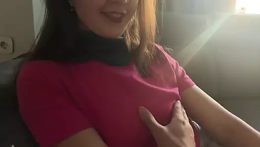 Sekretarica se prvi put jebe u dupe bosim stopalima da bi podigla platu